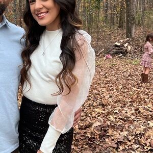 cute boutique top! barely worn. material is veryyy stretchy!